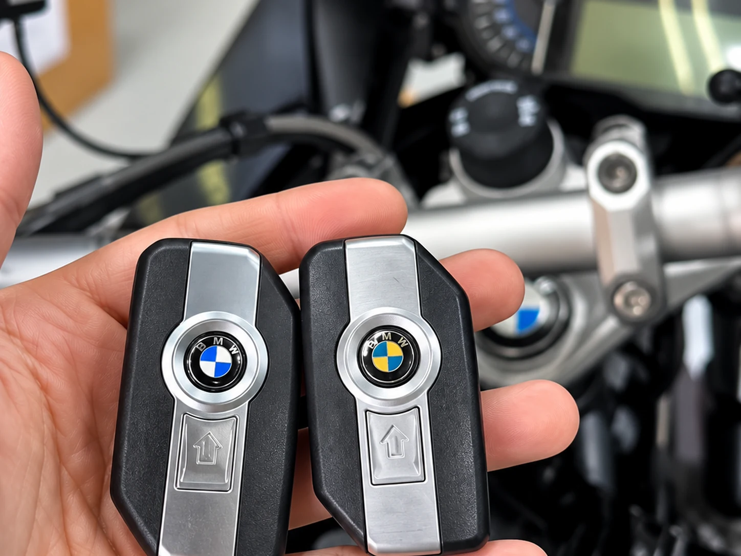 Duplicado exitoso de llave Keyless BMW Motorrad mostrado frente a la motocicleta
